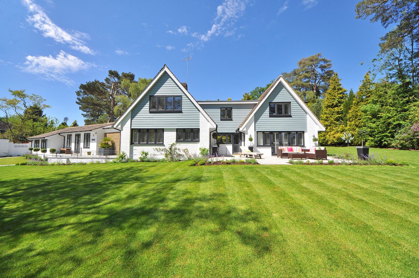 A Tampa home with a freshly cut, even residential lawn